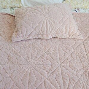 Pink quilt with daisy pattern